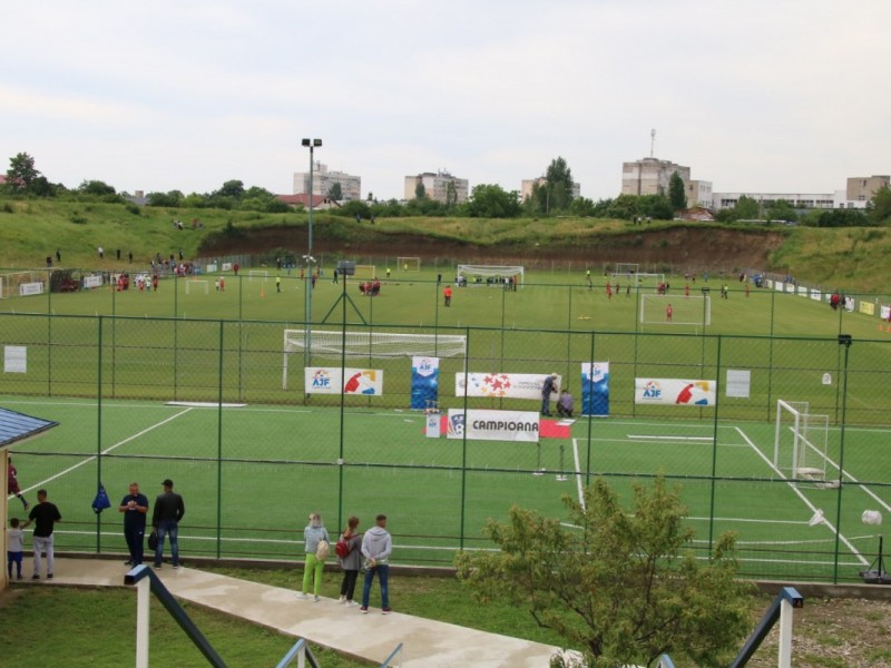 FOTBAL PE STADION/ COPII SANATOSI